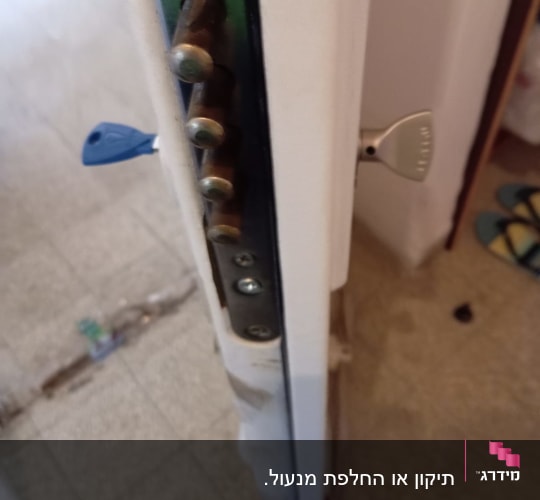 מנעול דלת עם מפתח כחול